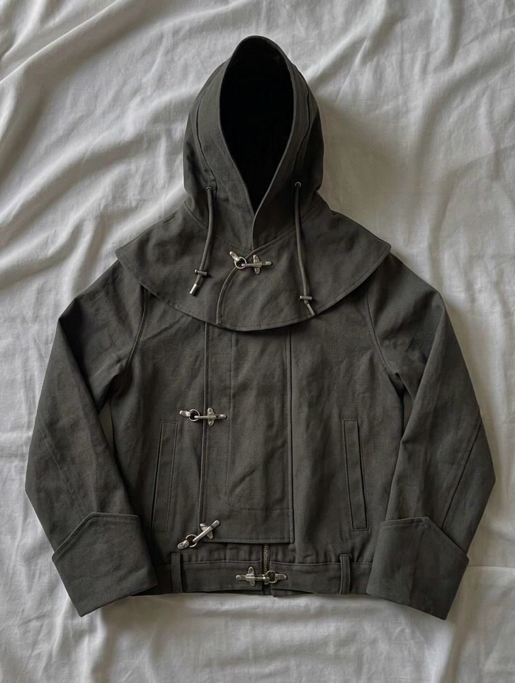 NOIR TOGGLE HOODED JACKET